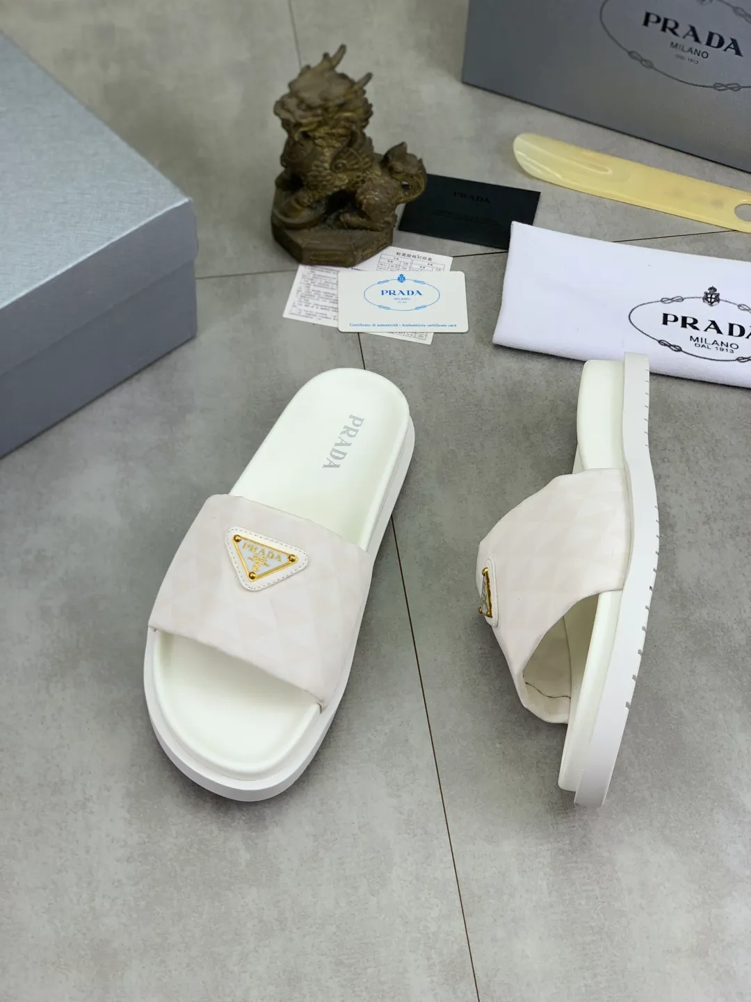 Men's shoes 💰P320💰【New style】🎁🎁🎁 PRADA Prada's new casual slippers, original official website, perfect workmanship, conveying a kind of noble luxury, sublimating its definition of luxury in Prada's high-end extraordinary craftsmanship. Original combination outsole, code number: 38-44 (45 customized) Multiple colors 🉑️ to choose from